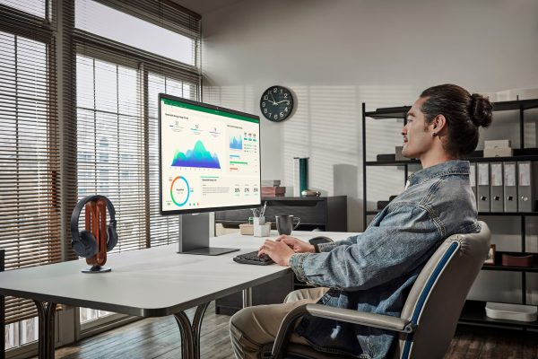 Samsung 32 M90SF 4K UHD Smart OLED Monitor with AI Camera-28