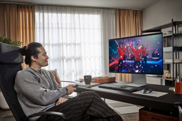 Samsung 32 M90SF 4K UHD Smart OLED Monitor with AI Camera-23